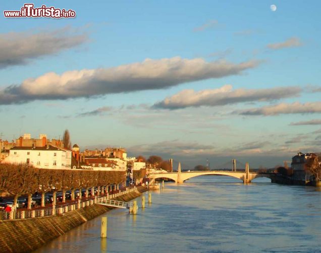 Immagine Chalon-sur-Saône è il centro più importante dell'area metropolitana di Grand Chalon, a cui fanno riferimento 38 località abitate complessivamente da oltre 100.000 abitanti - foto © / Shutterstock.com