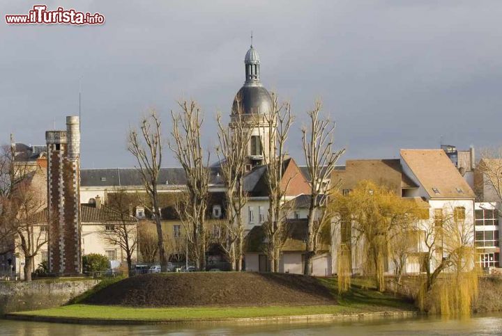 Immagine Chalon-sur-Saône: un dettaglio della riva del fiume Saona e di alcuni edifici del centro storico della cittadina francese - foto © Natursports / Shutterstock.com