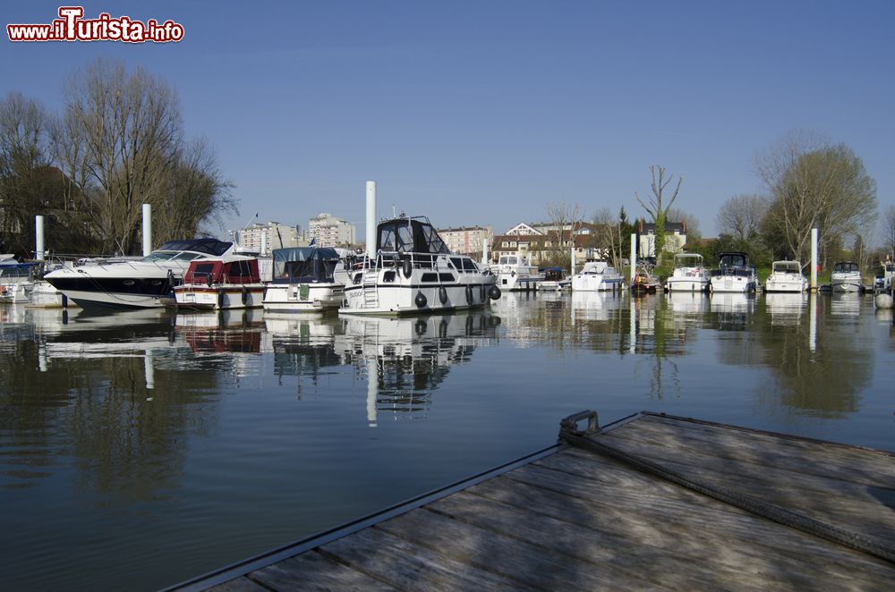 Immagine Chalon-sur-Saône (Francia): il porto (Port de Plaisance) dove attraccano le barche turistiche che propongono crociere lungo la Saona o nel Canal du Centre.