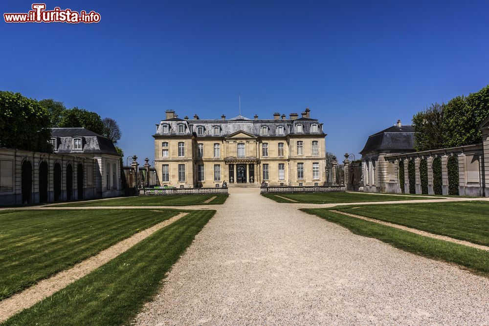 Immagine Champs-sur-Marne, Francia: il castello con i giardini. Simbolo dell'eleganza francese, questo edificio vanta camere ornate con gusto e mobilio di pregio.