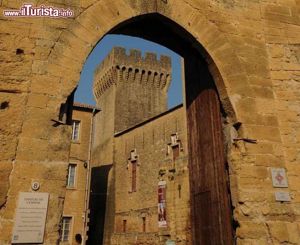 Immagine Francia: lo Château de l'Empéri è il simbolo della cittadina di Salon-de-Provence. Al suo interno si trova oggi un museo militare ed è sede di eventi culturali - foto © Pack-Shot / Shutterstock.com