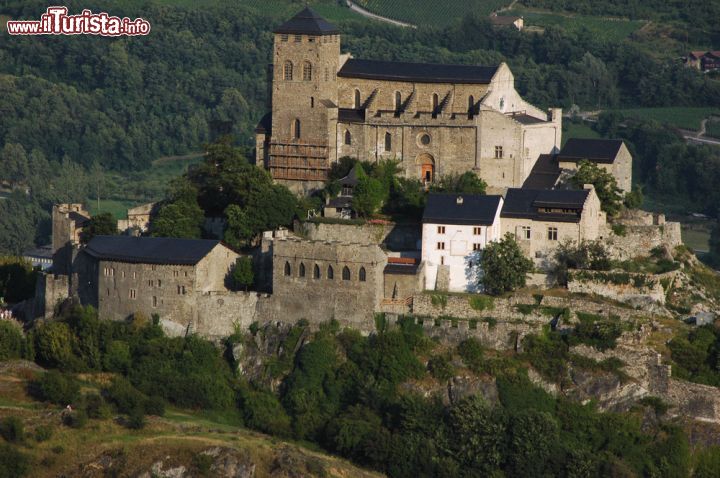 Immagine La basilica di Valère, nota anche come omonimo castello, è una chiesa fortificata situata sulle colline della città di Sion, in Svizzera. Si eleva a 621 metri di altezza e si trova di fronte al castello di Tourbillon situato, a sua volta, sulla sommità di un altro colle. Dal 1987, l'intero sito di Valère rientra in una campagna di importanti restuari  - © mountainpix / Shutterstock.com