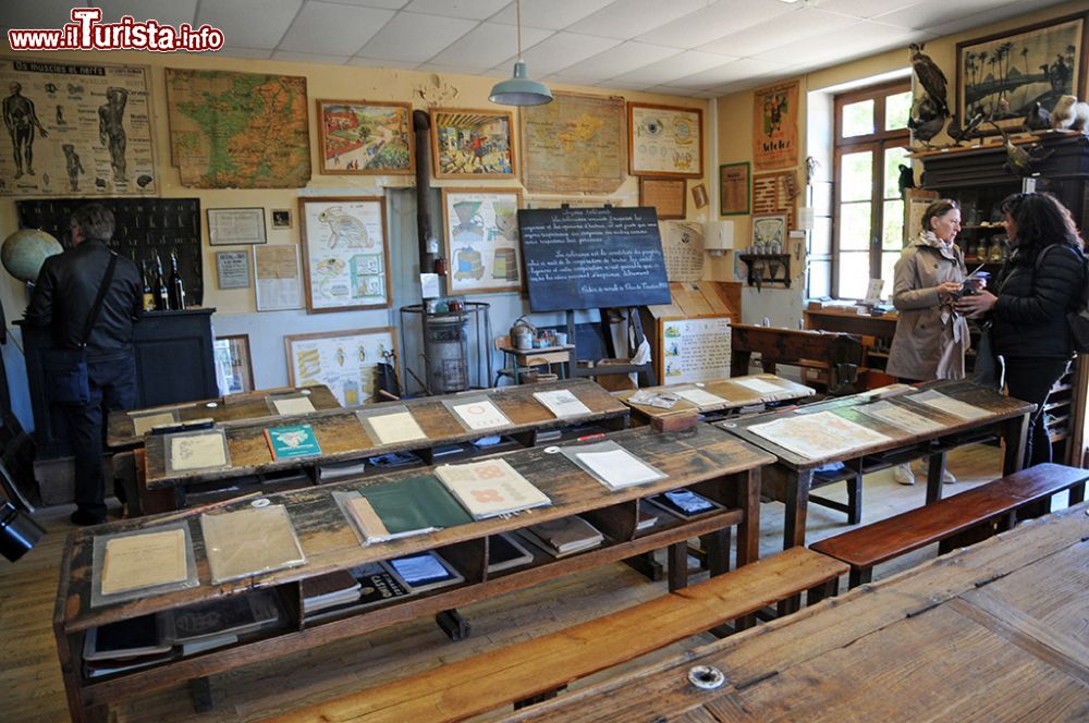 Immagine Chatelus, Francia: la visita al particolare Museo della Scuola