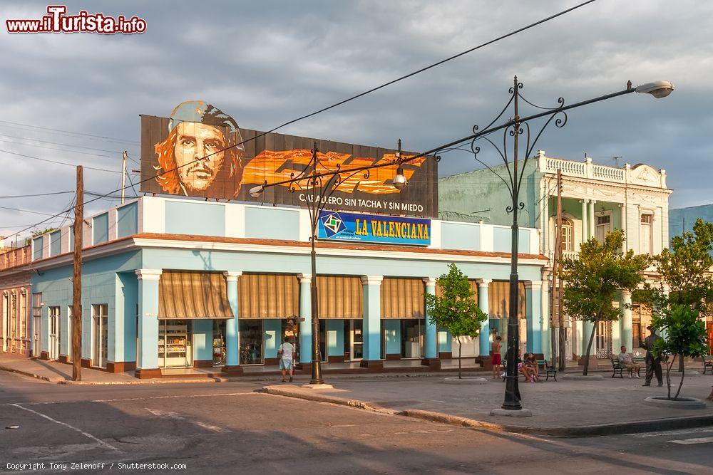 Immagine Un cartellone raffigurante Che Guevara all'incorcio tra Paseo del Prado e Parque Martì, la piazza di Cienfuegos (Cuba) - © Tony Zelenoff / Shutterstock.com