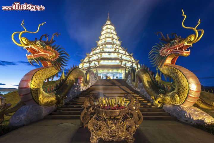 Immagine Chiang Rai, Thailandia: un tempio illuminato di notte - © yakthai / Shutterstock.com