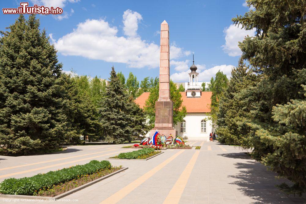 Immagine La chiesa-museo luterana Old Sarepta e il Monumento ai caduti della Guerra Patriottica in Piazza della Libertà a Volgograd, distretto di Krasnoarmeysk (Russia) - © GetmanecInna / Shutterstock.com