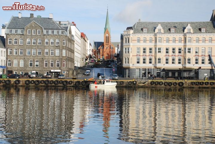 Immagine Chiesa Var Frelser a Haugesund, Norvegia -  Si rispecchia sulle acque del Mare del Nord la bella chiesa Var Frelser di Haugesund, racchiusa fra due fila di edifici e palazzi imponenti con il loro stile tipicamente nordico. Al suo interno ospita un organo di manifattura tedesca del 2004 che prese il posto del precedente realizzato nel 1954 © alri / Shutterstock.com