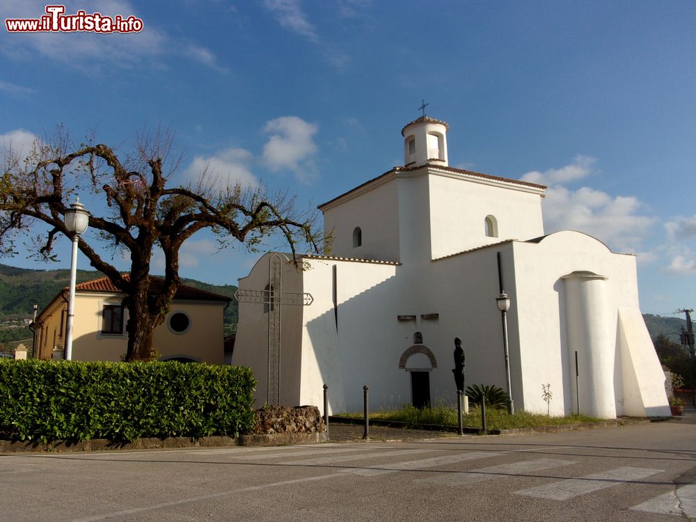 Immagine Chiesa a Giffoni Valle Piana, Campania, intonacata di bianco.