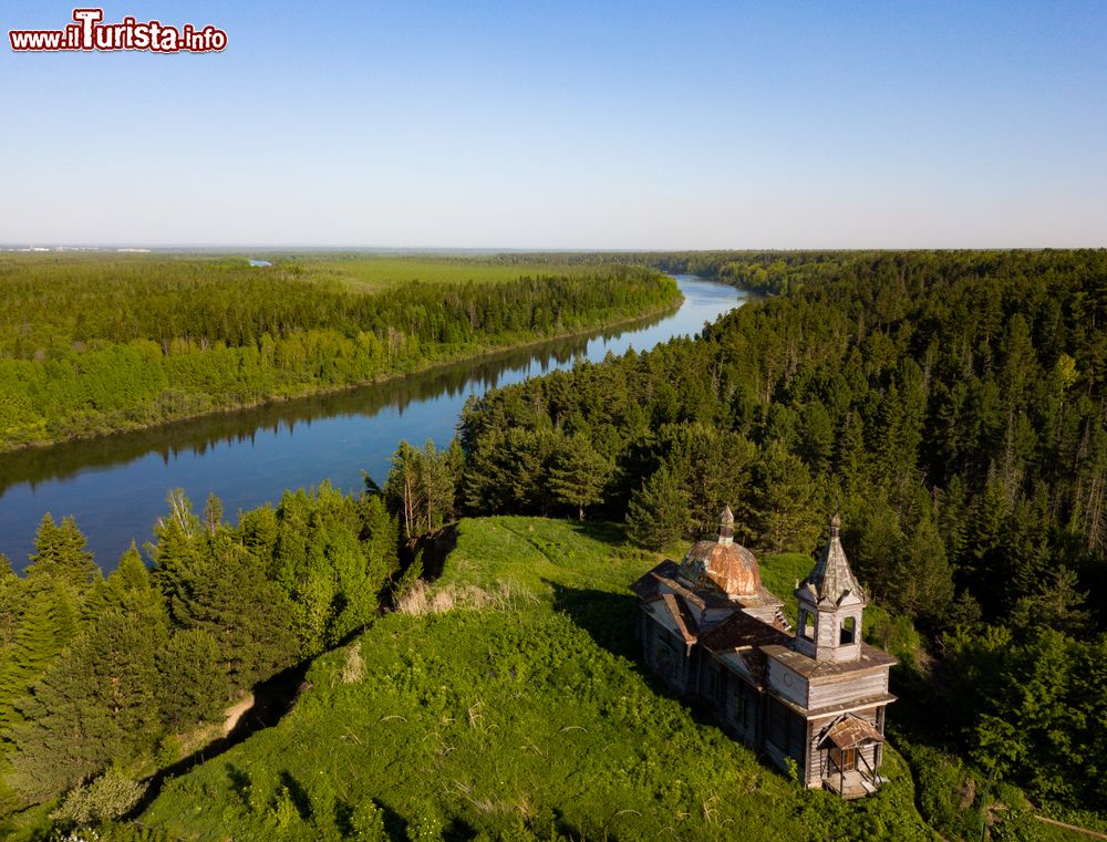 Immagine Una chiesa abbandonata presso Nagorny Ishtan, nella regione di Tomsk (Siberia, Russia).