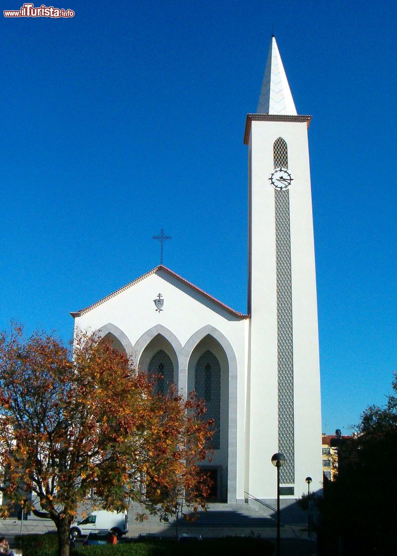 Immagine Una Chiesa moderna ad Amadora, regione di Lisbona, Portogallo - © Koshelyev - CC BY-SA 3.0, Wikipedia