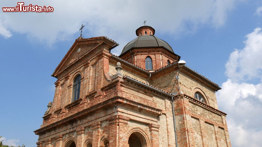 Immagine Chiesa cattolica in muratura nel centro storico di Murazzano, Piemonte.