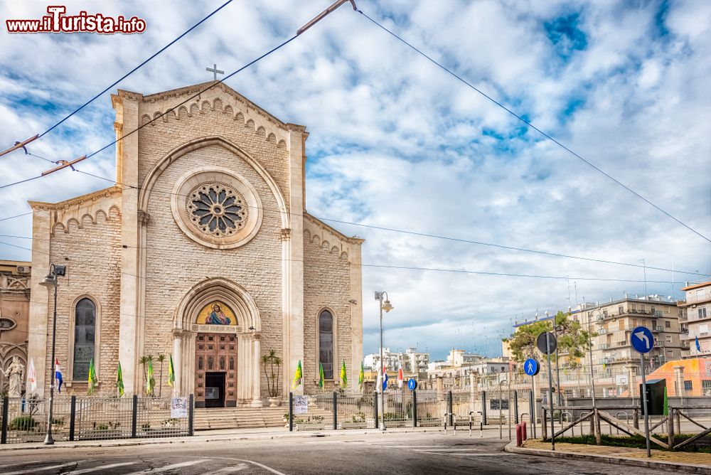 Immagine Chiesa cattolica nella parte modenra di Bari, Puglia.