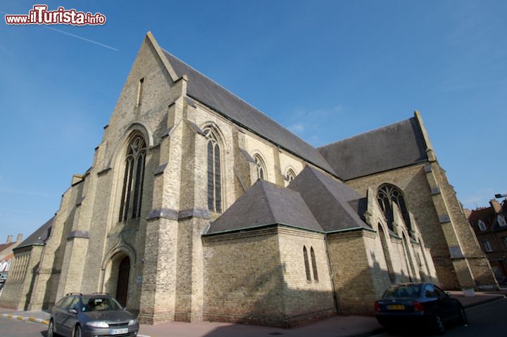 Immagine La chiesa di San Martino (Église Saint-Martin) si trova nel centro storico della città di Bergues ed è classificaa come Monumento Storico dallo stato francese fin dal 1907.