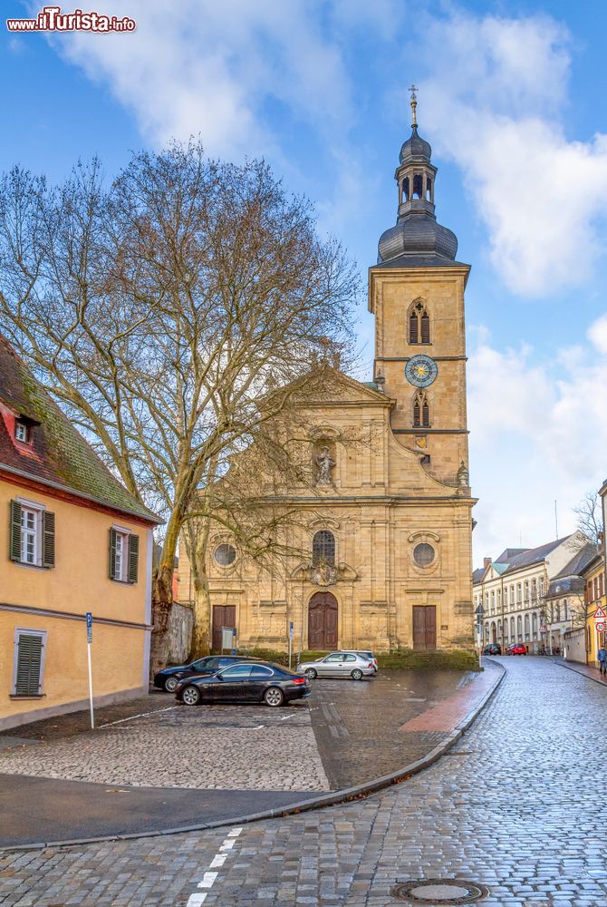 Immagine Chiesa con torre campanaria a Bamberga, Germania, dopo la pioggia.