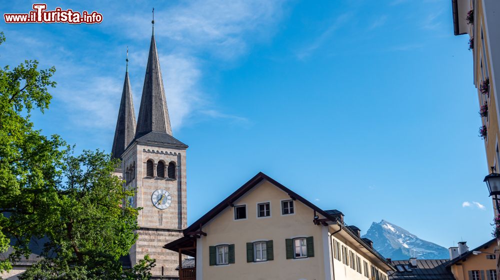 Immagine Chiesa con torri campanarie nel villaggio di Berchtesgaden, Baviera (Germania).