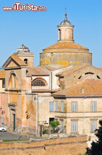 Immagine Chiesa dei Santi Martiri a Tuscania, provincia di Viterbo, Lazio. Siamo nel cuore del centro storico della città: qui sorge la chiesa di San Lorenzo, nota anche come dei Santi Martiri. Eretta e ampliata fra il XIII° e il XIX° secolo, si presenta in stile neoclassico.