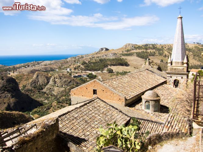 Immagine La Chiesa dei Santi Pietro e Paolo a  Pentedattilo in Calabria. Sullo sfondo si intravede il profilo dell'Etna e della costa orientale della Sicilia - © QArts / Shutterstock.com