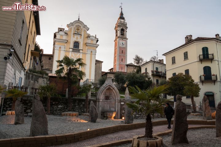 Immagine Chiesa dei SS. Martiri di Arona, Piemonte - Domina la piazza San Graziano e custodisce le spoglie dei martiri patroni della città: questa chiesa, detta anche di San Graziano, ha facciata barocca voluta dai gesuiti che subentrarono ai benedettini nel 1572. L'interno, ispirato allo stile gotico, è a navata unica con quattro cappelle laterali. Sull'altare maggiore si trova una pala che raffigura la Madonna in trono fra angeli e santi realizzata da Ambrogio da Fossano © gab90 / Shutterstock.com