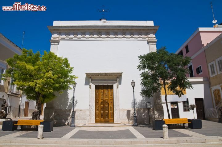 Immagine La facciata della Chiesa del Carmine a Manfredonia - © Mi.Ti. / Shutterstock.com