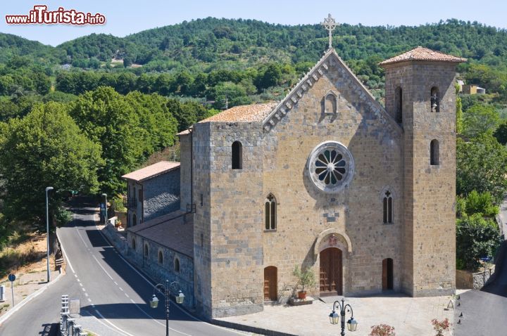 Immagine Chiesa del SS. Salvatore a Bolsena, Italia. Si trova fra la chiesa della Madonna dei Cacciatori e piazza Monaldeschi questo suggestivo edificio religioso dal cui sagrato si gode una vista impagabile sul lago di Bolsena. La chiesa, che in origine era stata concepita con un'architettura di stile gotico, non si presenta in realtà con queste caratteristiche anche per via di pesanti rimaneggiamenti che sono stati eseguiti agli inizi del XX° secolo per via di un incendio avvenuto nel 1914 - © Mi.Ti. / Shutterstock.com