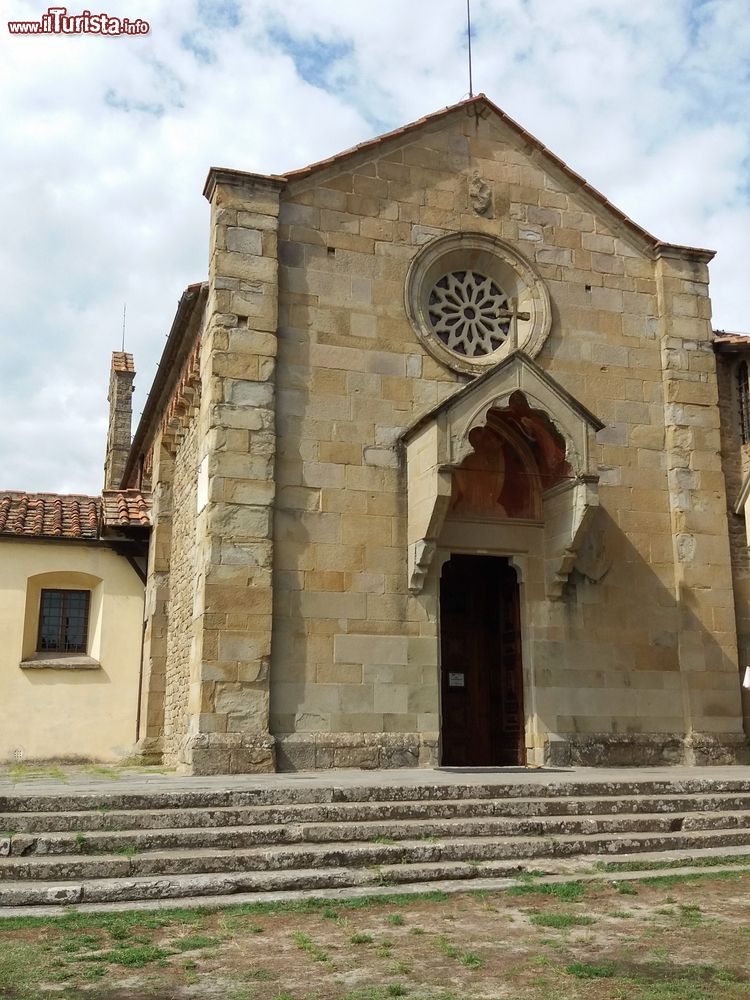 Immagine Una chiesa della cittadina di Fiesole, Toscana. Sotto il rosone troviamo una caratteristica copertura che ripara l'ingresso principale della chiesa.