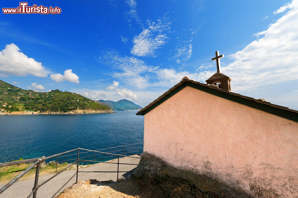 Immagine Chiesa della Madonnina della Punta a Bonassola, Liguria, Italia. Uno scorcio panoramico di questo grazioso edificio religioso con il mare ligure e le scogliere sullo sfondo: siamo nei pressi di La Spezia.