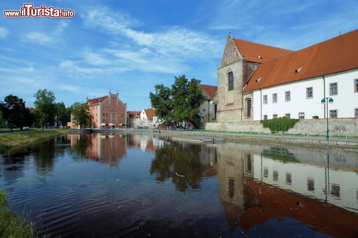 Immagine Il fiume scorre proprio alle spalle della Chiesa della Presentazione della Vergine Maria a Ceske Budejovice, in Repubblica Ceca - foto © Mikhail Markovskiy / Shutterstock.com