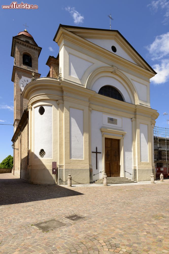 Immagine Chiesa della Santa Vergine a Volpedo, Piemonte, Italia. La bella facciata della chiesa parrocchiale della città fotografata in una giornata di sole in primavera.