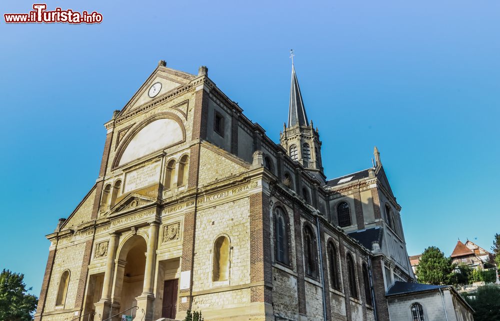 Immagine La chiesa di Notre-Dame-des-Victoires, costruita nella prima metà del XIX secolo in stile neoclassico, una delle principali chiese di Trouville-sur-Mer (Normandia, Francia).