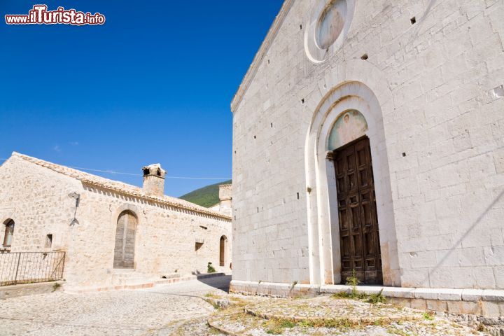 Immagine La Chiesa di San Donato si trova a Campello Alto, il borgo sul fiume Clitunno in Umbria - © imagesef / Shutterstock.com