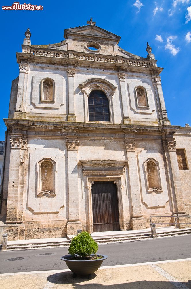 Immagine La chiesa di San Francesco a Manduria, Puglia, Italia. L'attuale facciata risale al 1773 poiché quella seicentesca è stata gravemente danneggiata dal terremoto di trent'anni prima.