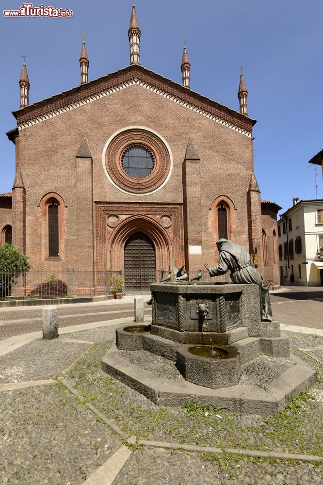 Immagine Chiesa di San Francesco, uno degli edifici religiosi da non perdere a Vigevano - © hal pand / Shutterstock.com