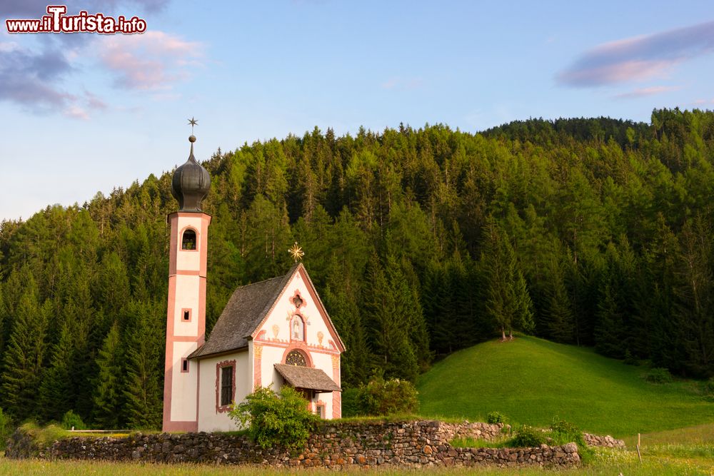 Immagine La chiesa di San Giovanni a Ranui, Santa Maddalena, Val di Funes, Alto Adige. Dedicata a San Giovanni nepomuceno, è stata eretta nel 1744 ins tile barocco.