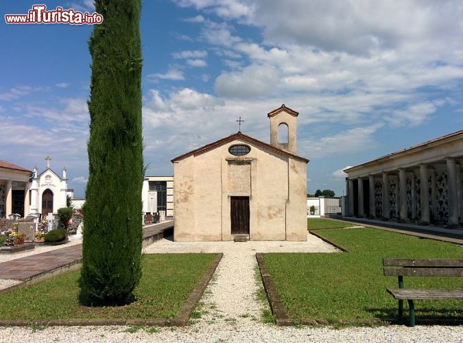 Immagine La chiesa di San Michele nel cimitero di Caldogno in Veneto - © Dan1gia2 - CC BY-SA 4.0 - wikipedia.org