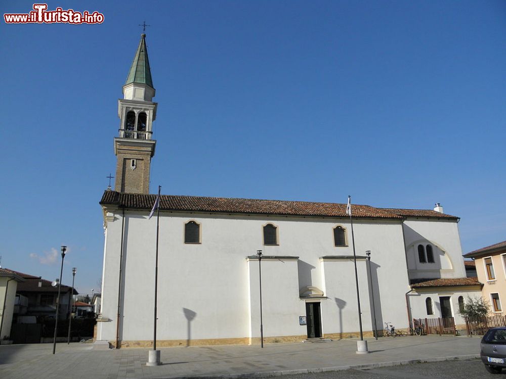 Immagine La Chiesa di San Pietro apostolo a Stra in Veneto - © Threecharlie, CC BY-SA 3.0, Wikimedia Commons