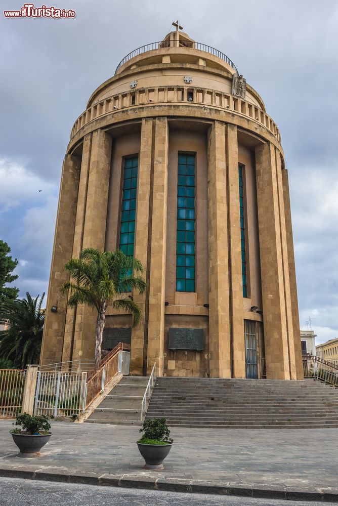 Immagine Chiesa di San Tommaso al Pantheon a Siracusa, Sicilia. E' considerata il principale monumento ai caduti della Prima Guerra Mondiale: al suo interno riposano infatti le spoglie dei soldati siracusani scomparsi al fronte.