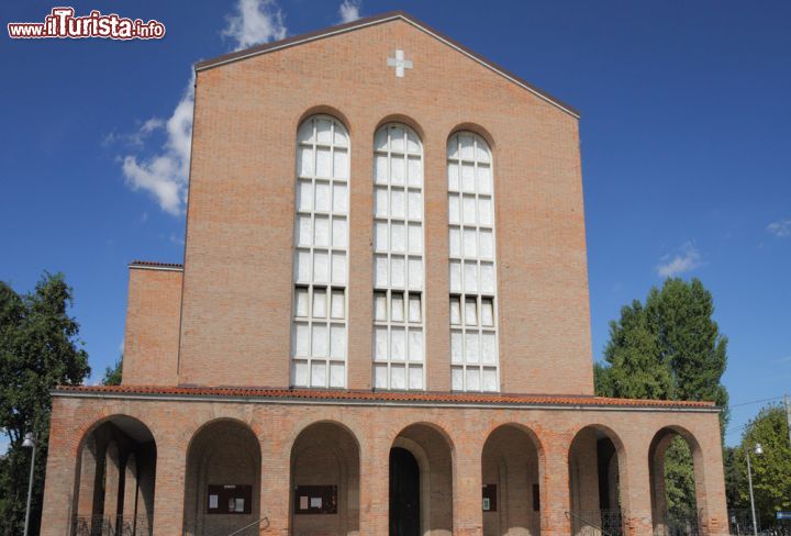 Immagine La Chiesa di Sant Antonio si trova a Marghera, la cittadina praticamente unita a quella di Mestre - © photobeginner / Shutterstock.com