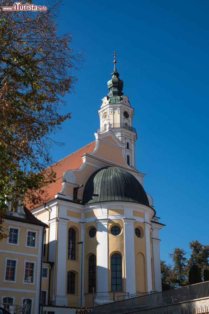 Immagine Chiesa di Santa Croce nella città bavarese di Donauworth, Germania. A spiccare è soprattutto la cupola in stile rococò.