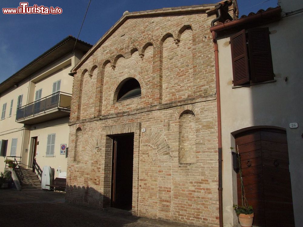 Immagine Chiesa di Santa Croce in centro a Serra de' Conti nelle Marche - © Diego Baglieri - CC BY-SA 4.0, Wikipedia