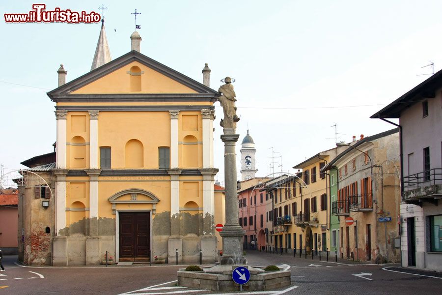 Immagine Chiesa di Santa Maria a Cameri, Piemonte - ©  Alessandro Vecchi - CC BY-SA 3.0, Wikipedia