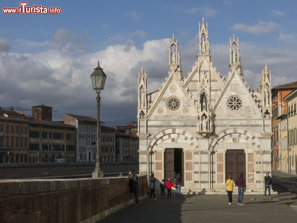 Immagine La chiesa di Santa Maria della Spina a Pisa, Toscana. E' considerata uno dei capolavori del gotico italiano. Sorge lungo il fiume Arno a pochi passi dall'estremità sud del Ponte Solferino.