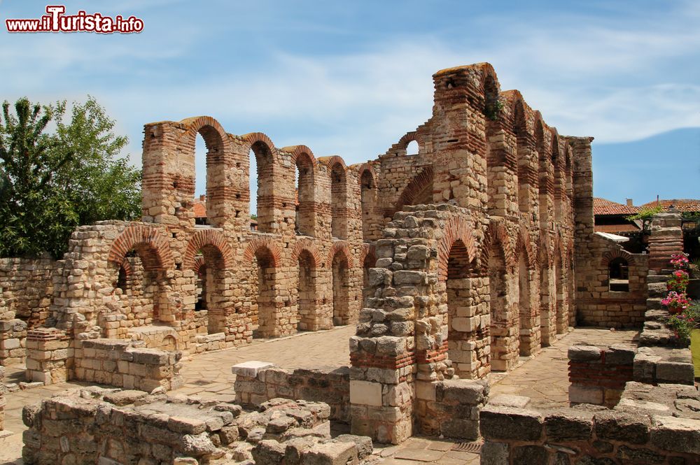 Immagine La chiesa di Santa Sofia (Sveta Sofia) fu costruita nel V secolo d.C. a Nesebăr (Bulgaria) come parte di un complesso che includeva anche il palazzo del vescovo.