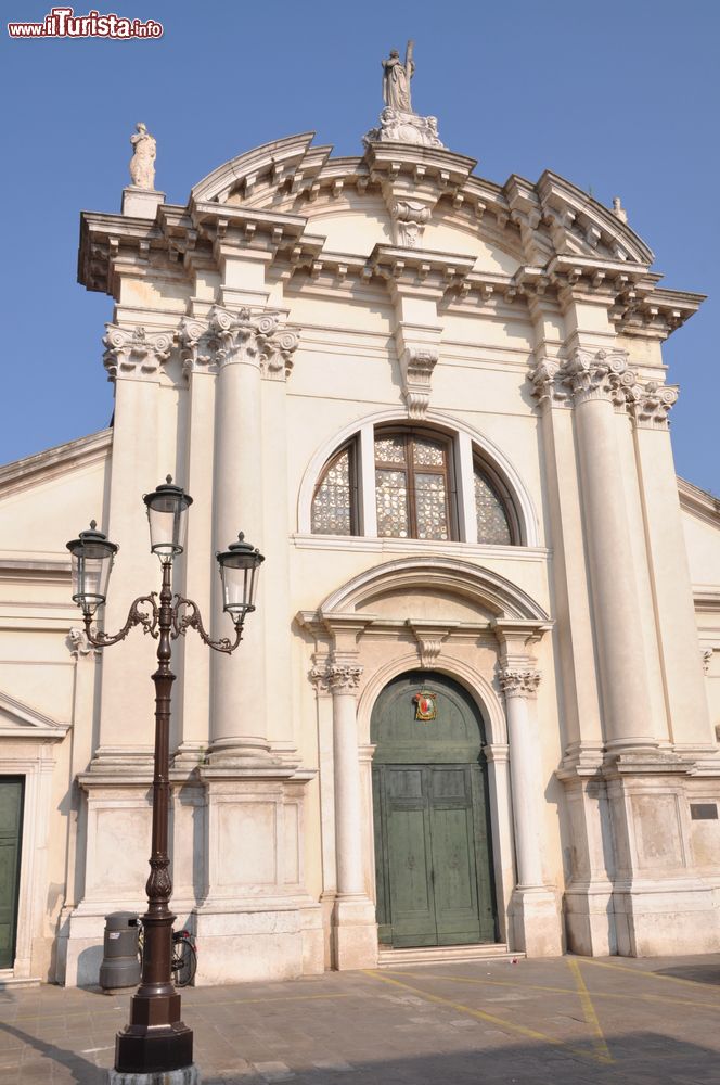 Immagine Chiesa di Sant'Andrea a Chioggia, Veneto, Italia. Rimaneggiato nel 1700 questo edifigio religioso ha al suo fianco la torre campanile di stile romanico risalente all'XI°-XII° secolo. Al suo interno ospita una bella Crocifissione di Palma il Vecchio.