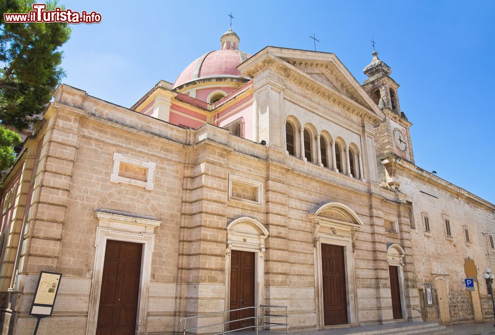 Immagine Chiesa di Sant'Antonio a Fasano, Puglia, Italia. Consacrata nel 1753 questa chiesa subì un crollo rese necessari diversi interventi di ripristino. Solo in anni più recenti è stata riportata all'antico splendore.