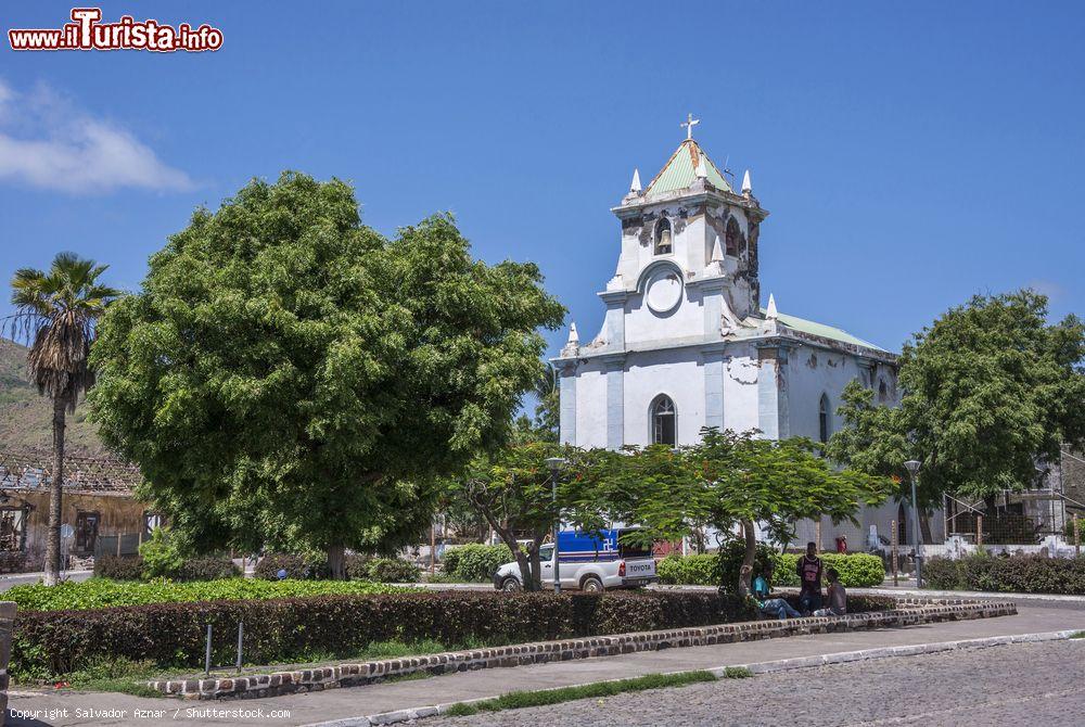 Immagine La chiesa di Santo Amaro, nel centro della cittadina di Tarrafal, nel nord dell'isola di Santiago (Capo Verde) village of Tarrafal - © Salvador Aznar / Shutterstock.com