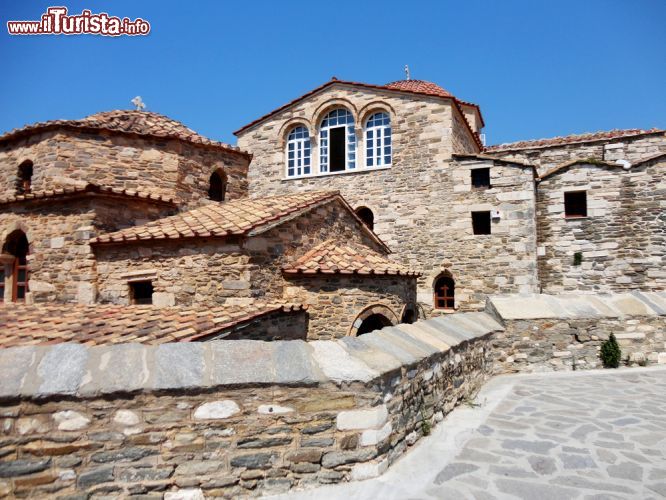 Immagine Chiesa in sasso sull'isola di Paros, Cicladi. Nonostante il bianco splendente sia il colore predominante delle case, delle strade e delle chiese, alcuni edifici religiosi sono stati costruiti interamente in sasso - © ValEs1989 / Shutterstock.com