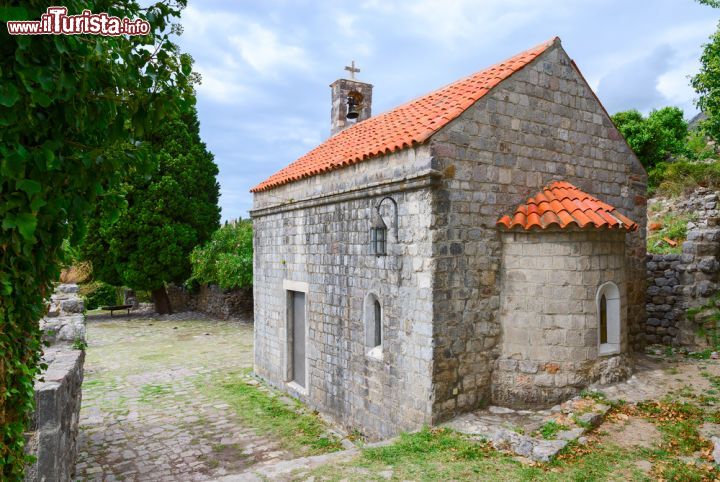 Immagine La chiesa di St. Jovan nella vecchia città di Bar, Montenegro. Costruita in pietra, ha tetto con tegole rosse  - © Katsiuba Volha / Shutterstock.com