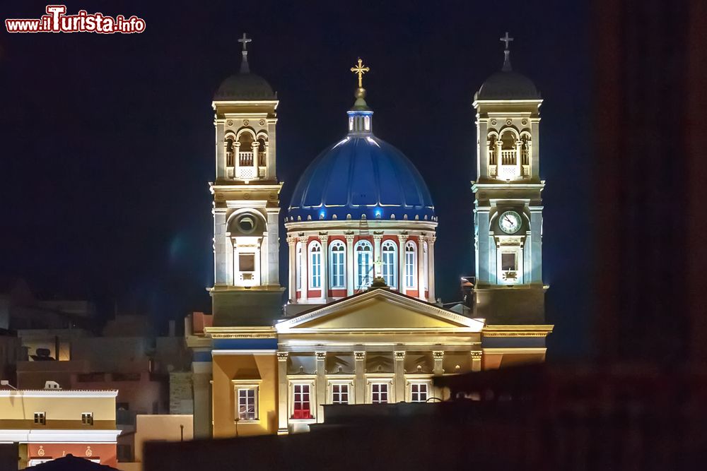 Immagine La chiesa di St. Nikolaos of the Rich a Ermopoli, isola di Syros, Cicladi, fotografata di notte. 