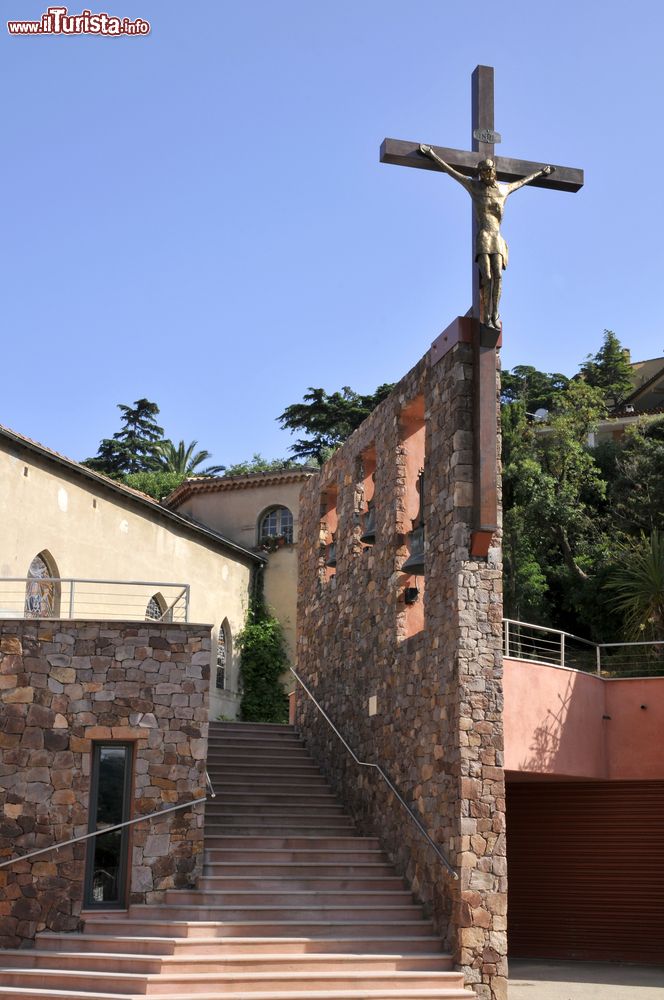 Immagine Chiesa di Théoule-sur-Mer con la croce in primo piano, Francia.