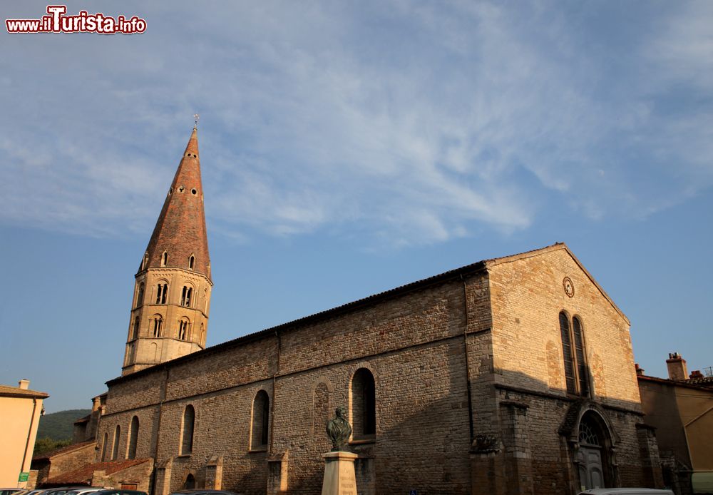 Immagine Chiesa e campanile di Cluny, Francia, fotografati al calar del sole.